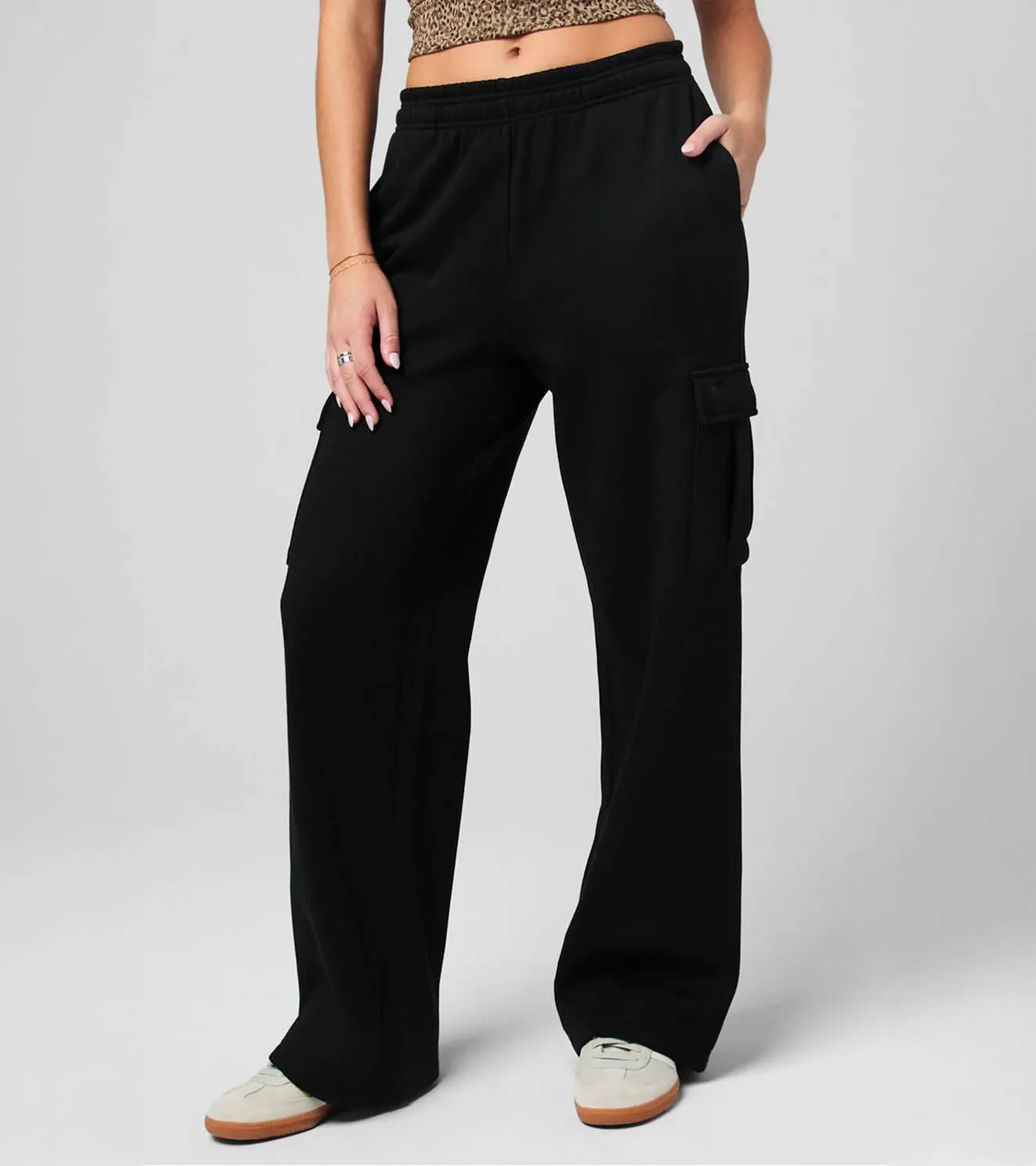 Women's Cozy Fleece Wide Leg Cargo Sweatpant